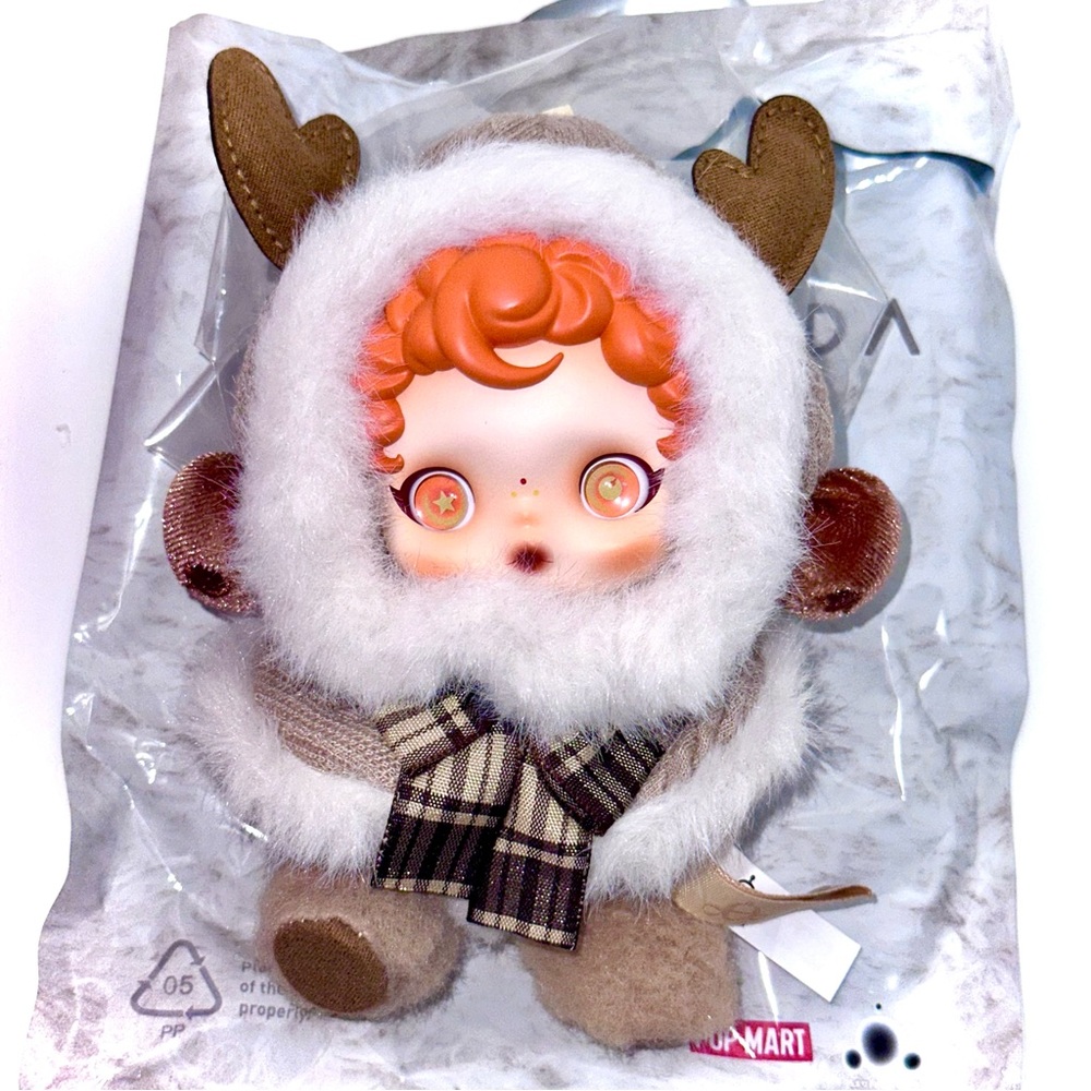“Wanderer’s Tune” Skullpanda Pop Mart Winter Symphony opened plush bag charm